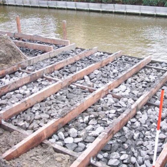 Aanleg steigers en vlonders bij nieuwbouwproject