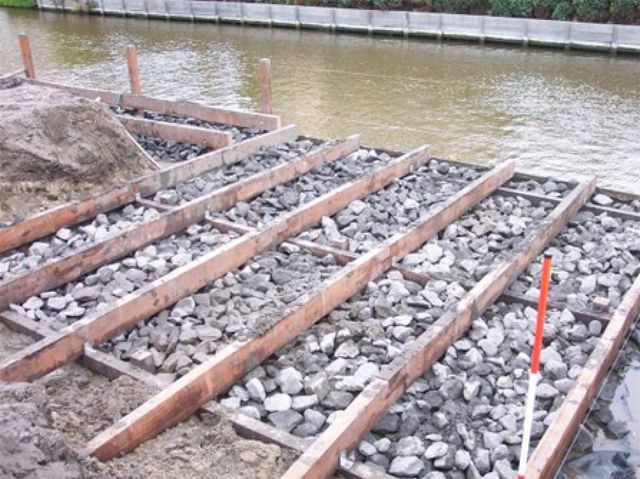 Aanleg steigers en vlonders bij nieuwbouwproject