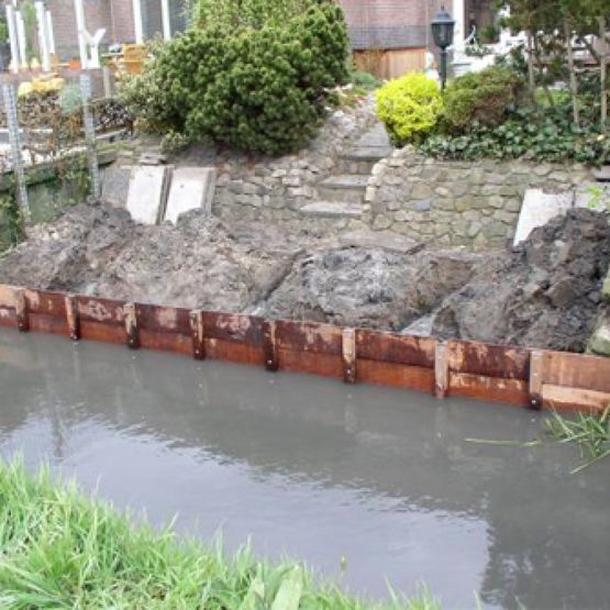 Houten beschoeiingen als basis van stenen terras