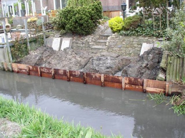 Houten beschoeiingen als basis van stenen terras