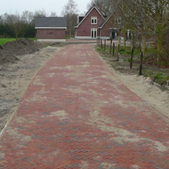 Oprijlaan verhard met klinkers