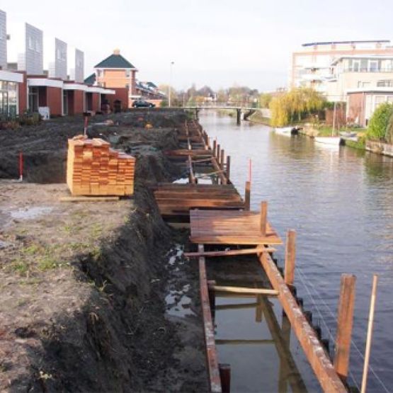 Aanleg steigers en vlonders bij nieuwbouwproject