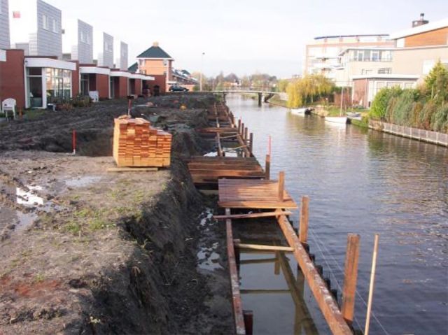 Aanleg steigers en vlonders bij nieuwbouwproject