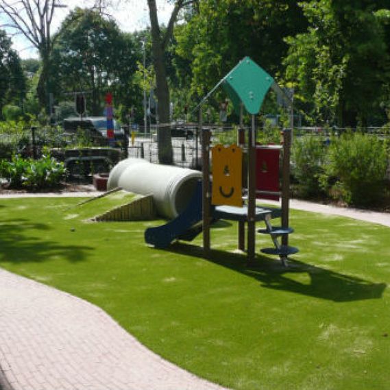 Aanleg van speeltuin met speeltoestellen
