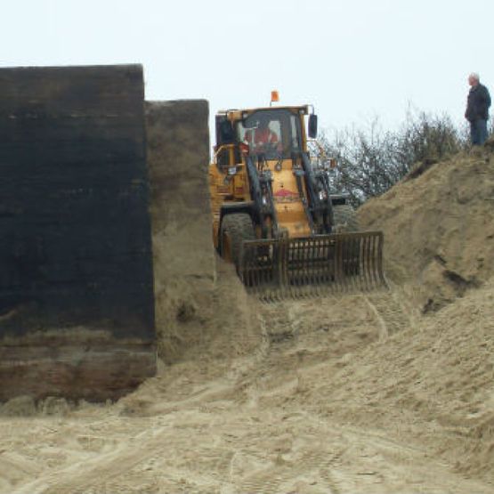 Uitgraven bunker bij Scheveningen.