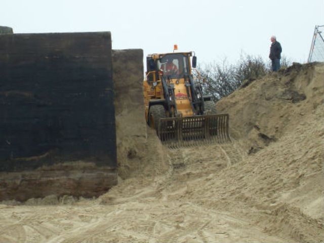 Uitgraven bunker bij Scheveningen.