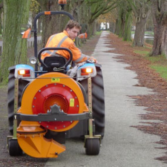 Ook het schoonhouden van parken behoort tot de werkzaamheden van Aannemersbedrijf G van der Holst en zn