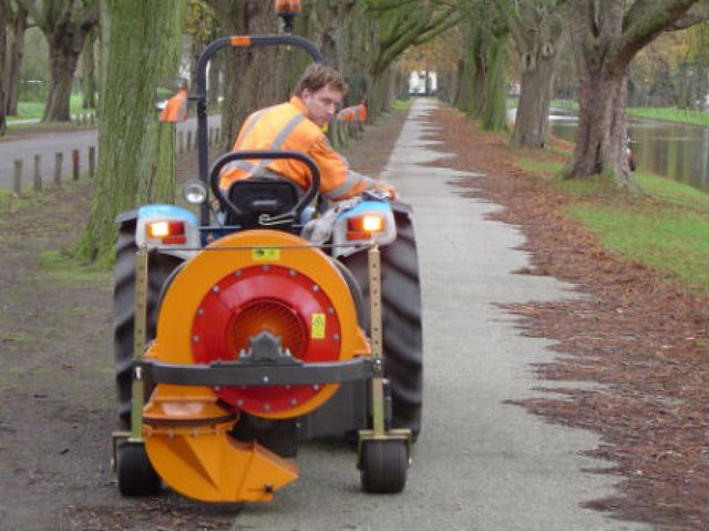 Ook het schoonhouden van parken behoort tot de werkzaamheden van Aannemersbedrijf G van der Holst en zn