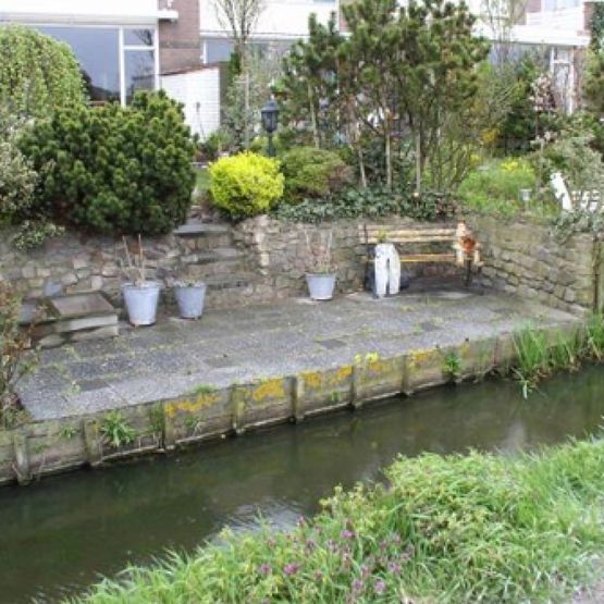 Aanleg stenen terras aan het water