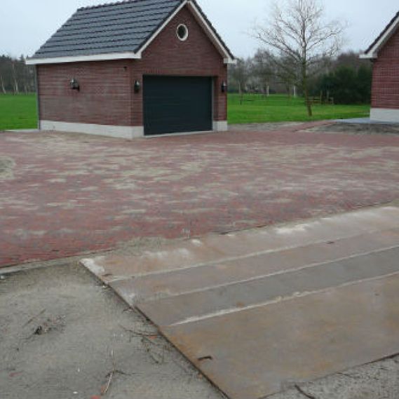 Verharde oprijlaan