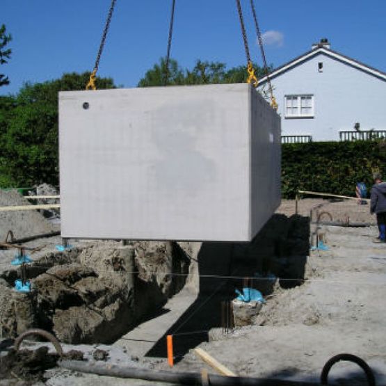 Aannemersbedrijf G van der Holst en Zn plaatst kelders, zowel afgezonken als onder bestaande bouw