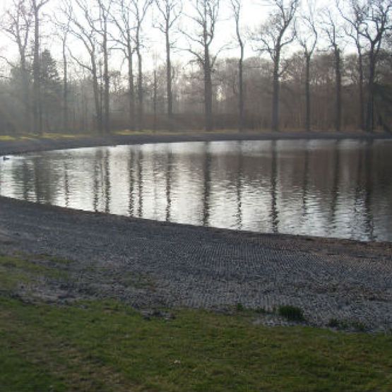 Onder water geplaatste beschoeiingen
