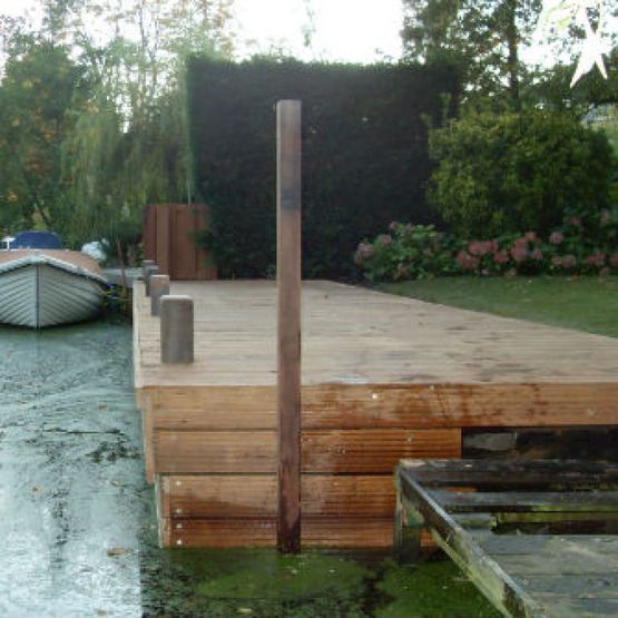 Houten aanlegsteiger voor boten