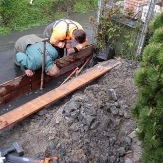 Ook onder water leggen wij beschoeiingen aan