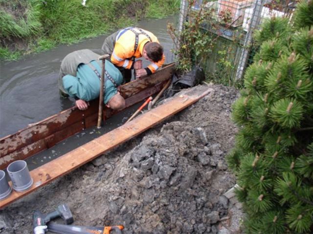 Ook onder water leggen wij beschoeiingen aan