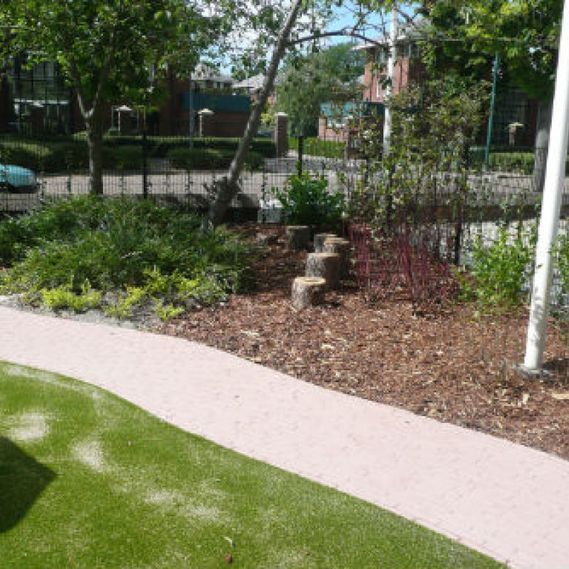 Aanleg van speeltuin met speeltoestellen