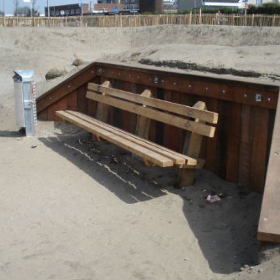 Plaatsing van banken met houten beschutting