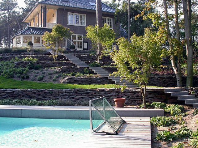 Zwembad in tuin aangelegd