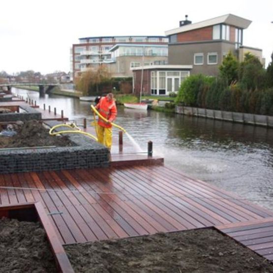 Aanleg steigers en vlonders bij nieuwbouwproject
