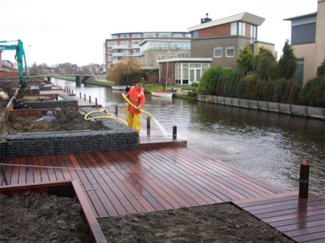 Aanleg steigers en vlonders bij nieuwbouwproject