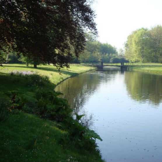 Aannemersbedrijf G van der Holst en Zn plaatst ook beschoeiingen onder water