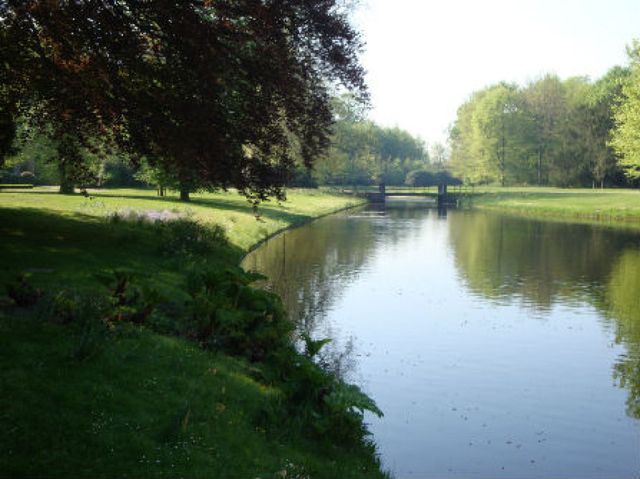 Aannemersbedrijf G van der Holst en Zn plaatst ook beschoeiingen onder water