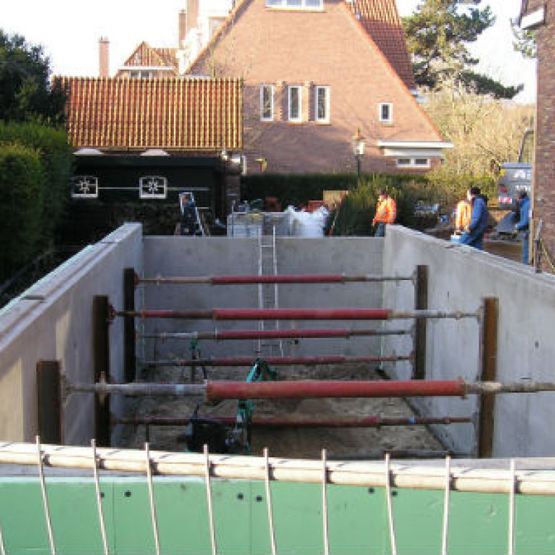 Aannemersbedrijf G van der Holst en Zn plaatst kelders, ook onder bestaande bouw.