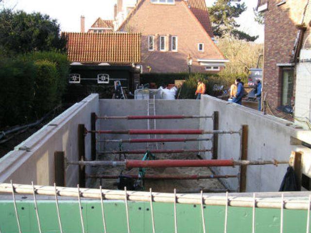 Aannemersbedrijf G van der Holst en Zn plaatst kelders, ook onder bestaande bouw.
