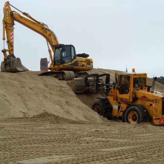 Uitgraven bunker bij Scheveningen.