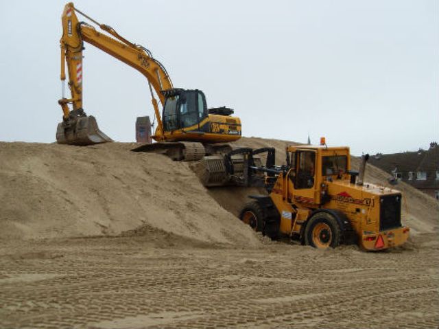 Uitgraven bunker bij Scheveningen.