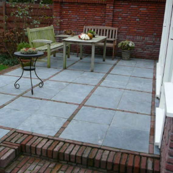 Terras met grote natuurtegels